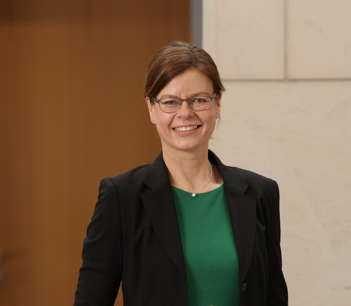 Portrait Prof. Anja Schulz