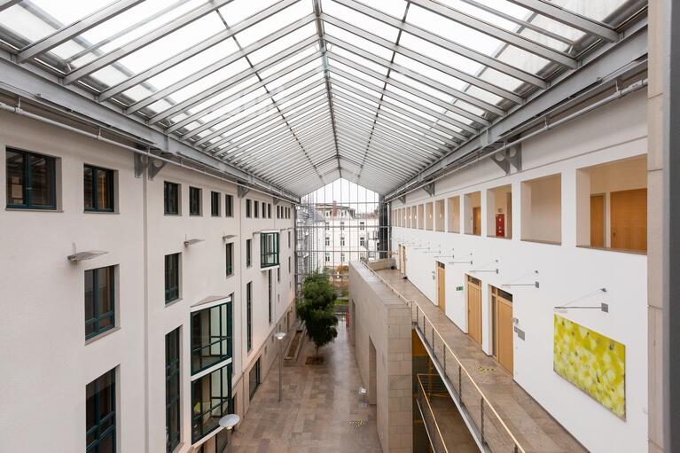 Blick ins Foyer der Hochschule für Finanzwirtschaft & Management
