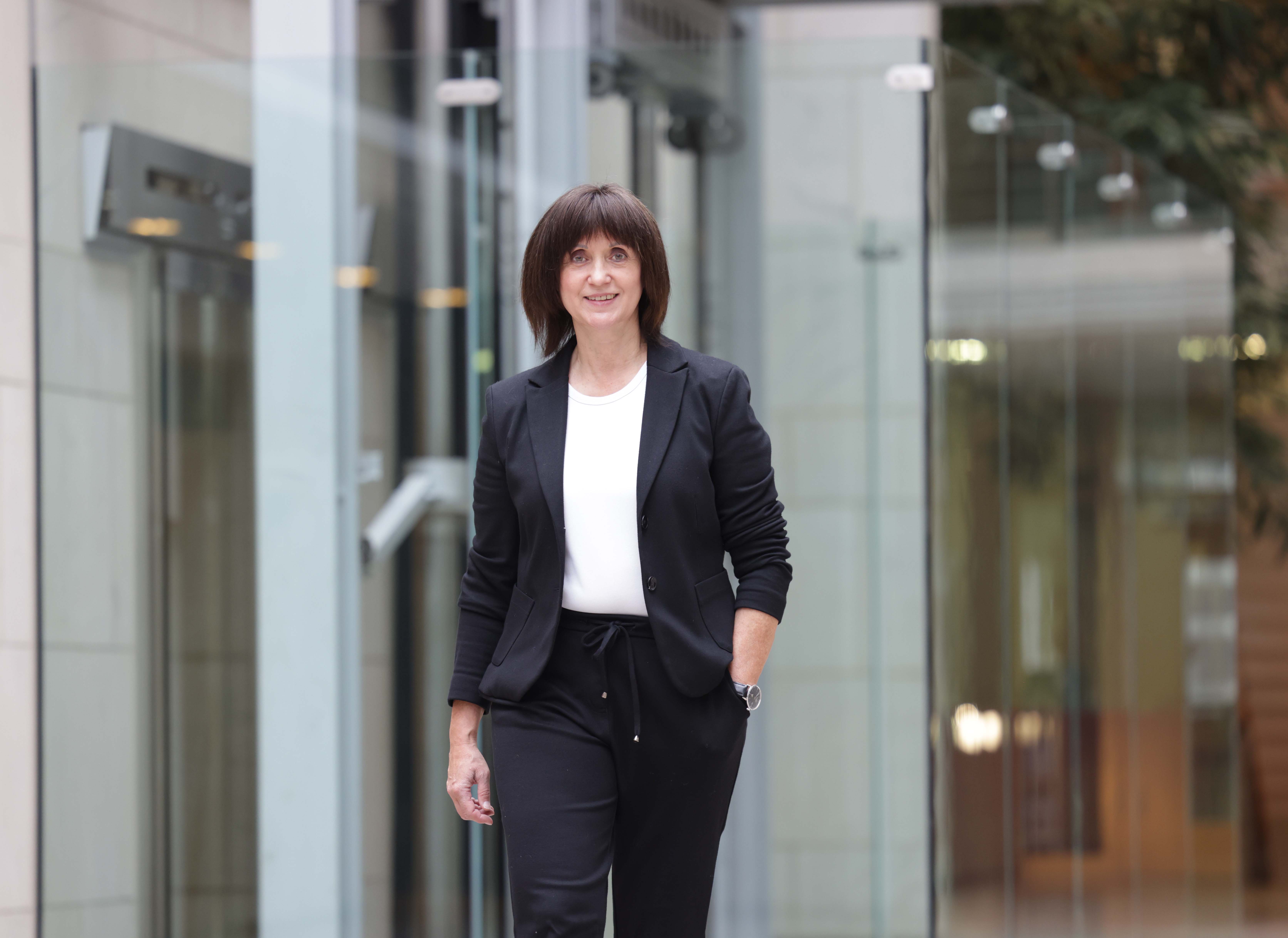 Prof. Claudia Breuer läuft durch die Hochschule