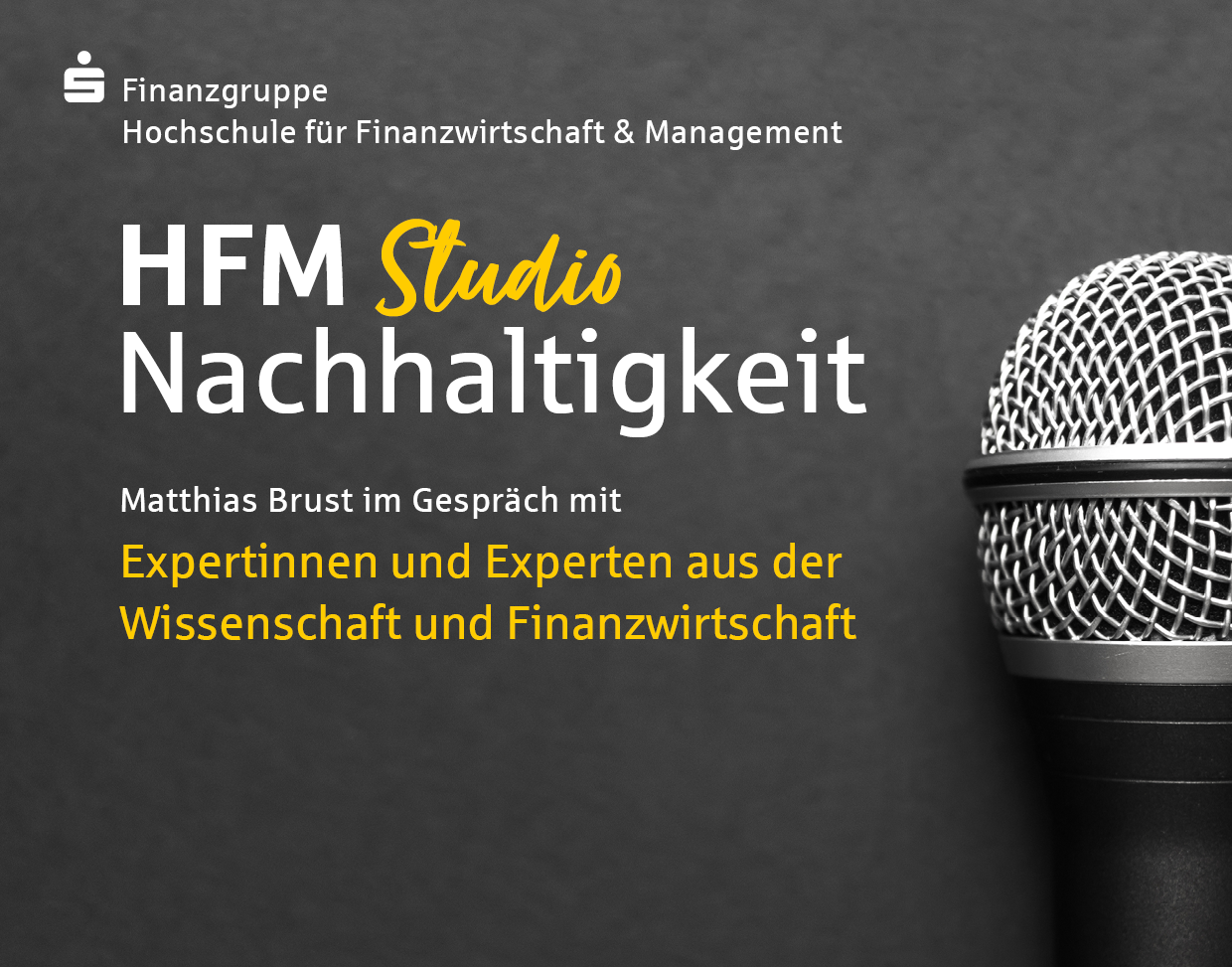 Schriftzug mit HFM Studio Nachhaltigkeit und ein Mikrofon im Hintergrund