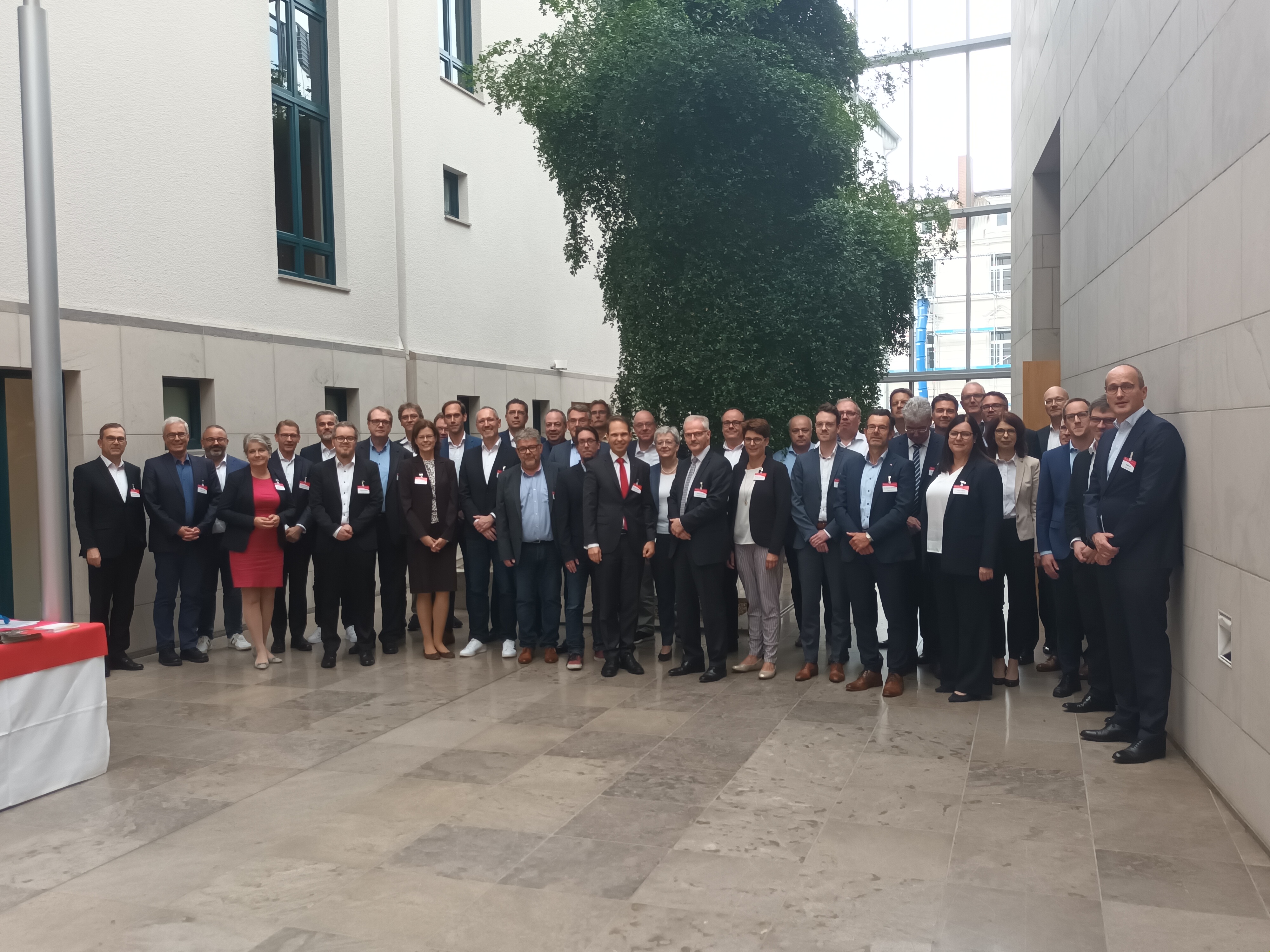 Am Symposium teilnehmende Frauen und Männer im Foyer der HFM