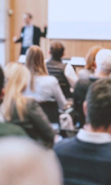 Seminarpublikum in Rückenansicht