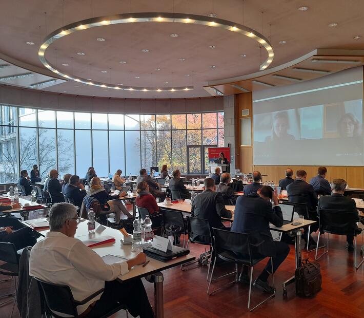 Teilnehmer des Symposiums verfolgen den Vortrag in der Aula der HFM