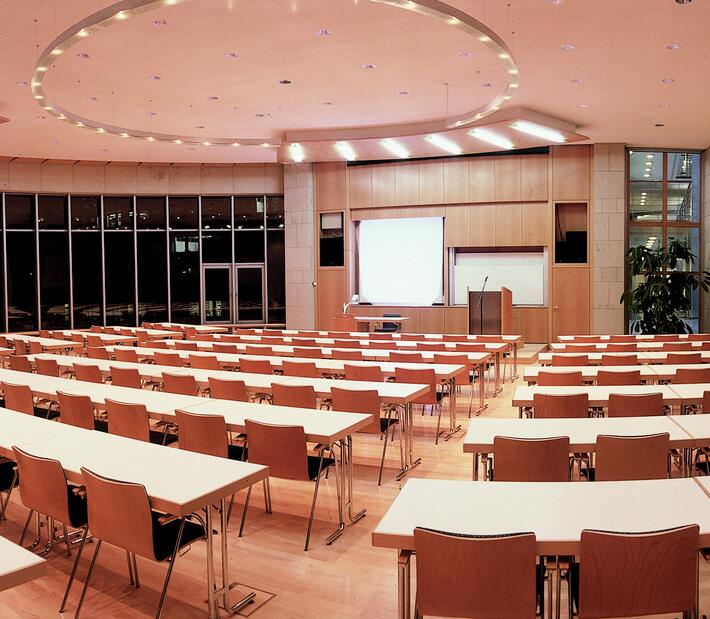 Die Aula der Hochschule für Finanzwirtschaft & Management