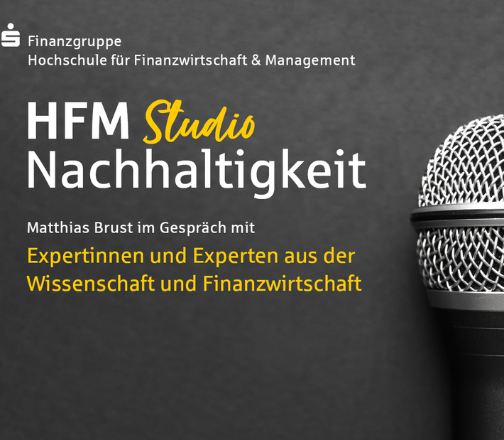 Schriftzug mit HFM Studio Nachhaltigkeit und ein Mikrofon im Hintergrund