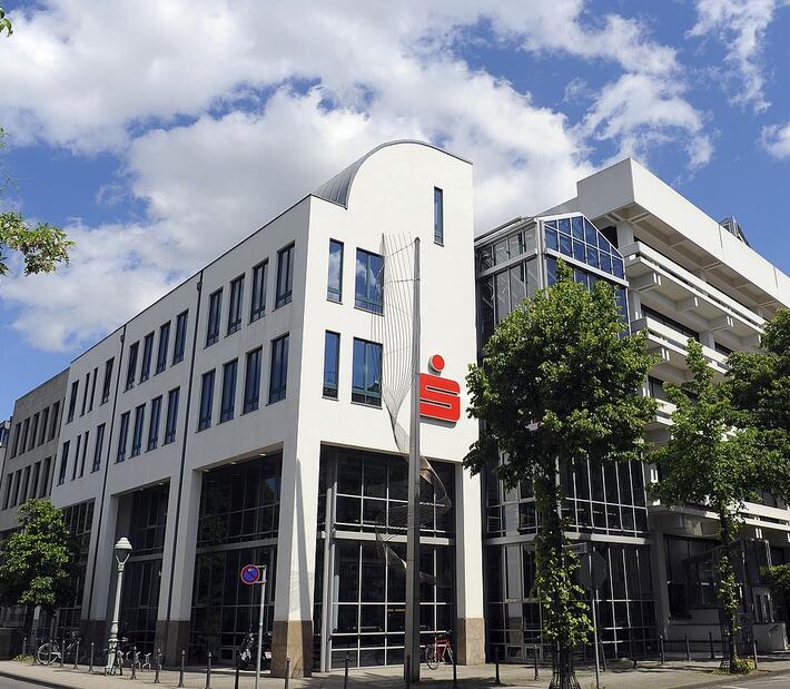 Das Gebäude der Hochschule für Finanzwirtschaft & Management in Bonn von außen