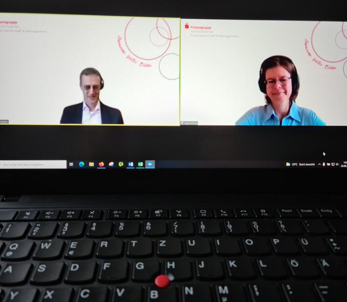 Foto von einem Laptopmonitor, der ein Zoom-Meeting mit Bernd Heitzer und Anja Schulz zeigt