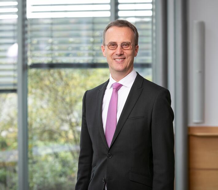 Rektor Bernd Heitzer lächelt in die Kamera