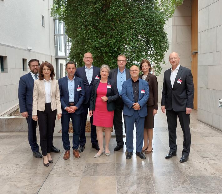 Eine kleine Gruppe von Teilnehmern im Foyer der HFM