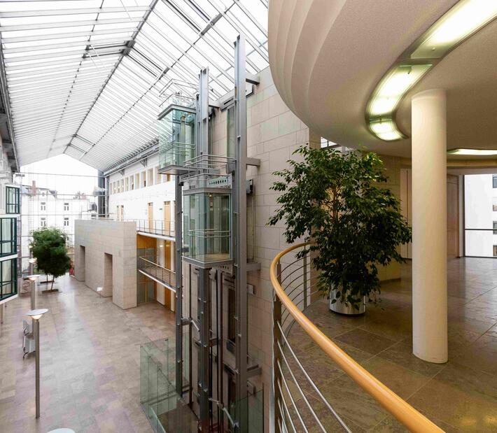 Das Foyer der Hochschule für Finanzwirtschaft & Management von oben