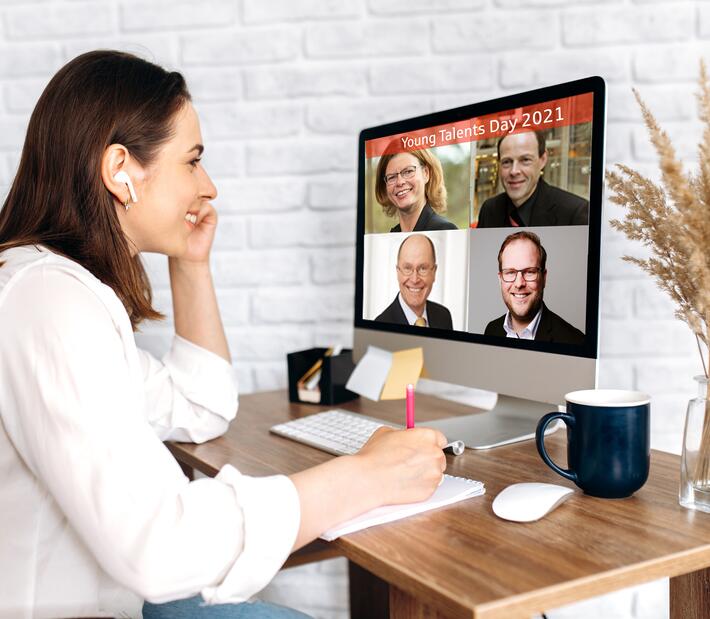 Eine Frau nimmt an einen Online-Meeting teil