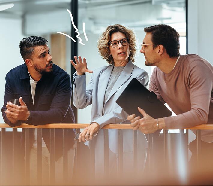 Business Meeting - Drei Personen im Gespräch