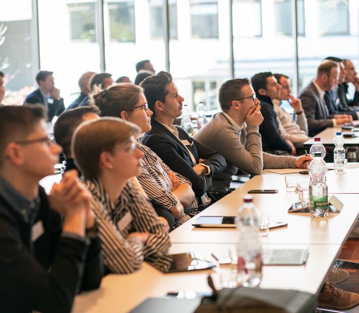 Teilnehmende in der Aula folgen den Vorträgen beim AAD 2024