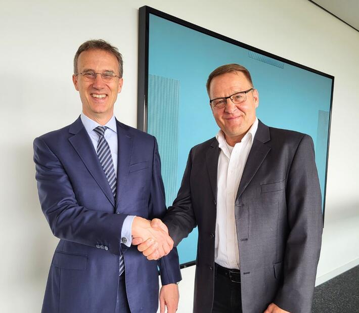 Prof. Dr. Bernd Heitzer (links) gratuliert Dr. Maik Grabau mit Handschlag zu dessen Berufung
