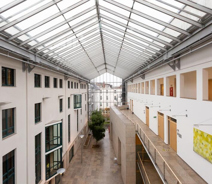 Blick ins Foyer der Hochschule für Finanzwirtschaft & Management