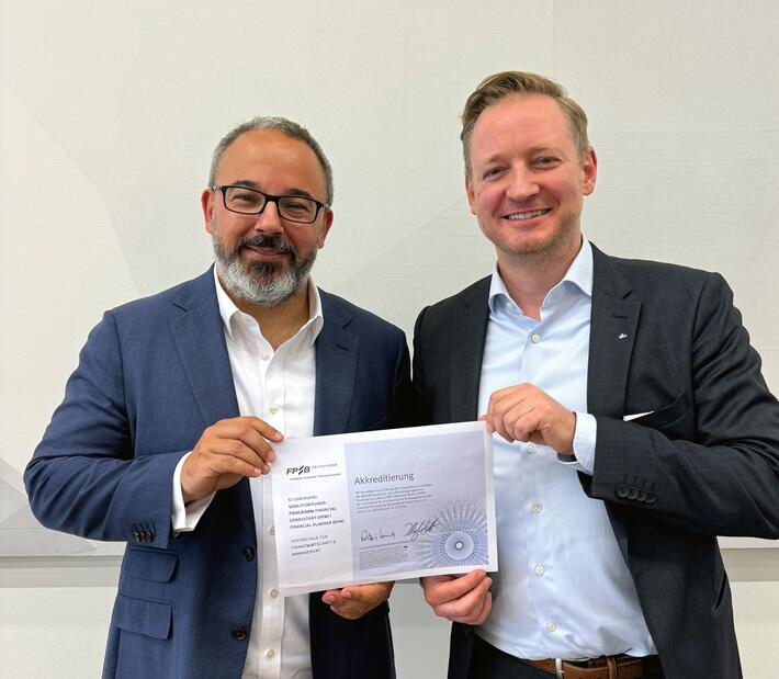 Prof. Dr. Denis Bagbasi (l.) und Christof Overkämping, CFP & Programmdirektor, Sparkassenakademie Baden-Württemberg, halten die Akkreditierungsurkunde in den Händen.
