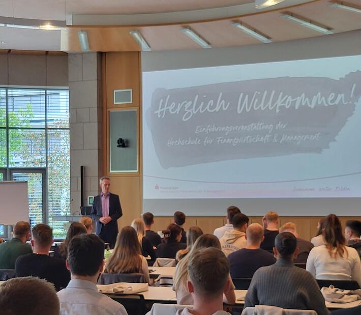 Begrüssung der Erstsemester-Studierenden in der Aula der Hochschule