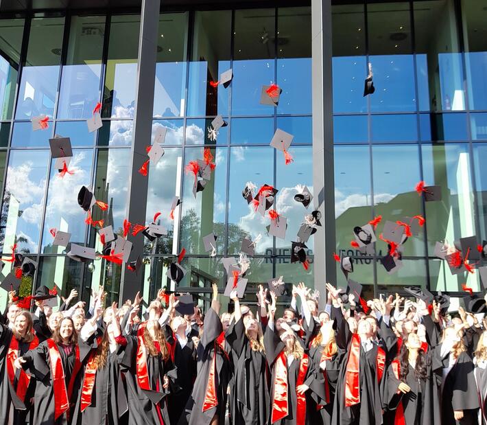 HFM_Graduierung_Okotber 2024_Absolventinnen werfen ihre Hüte