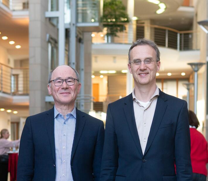 Professor Bulthaupt und Professor Heitzer stehen im Foyer der Hochschule