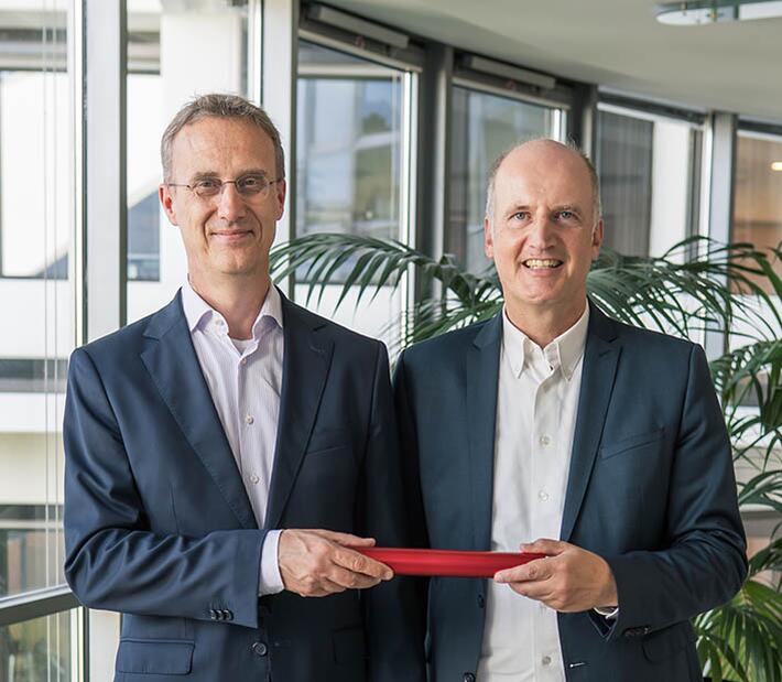 Zwei Herren lächeln in die Kamera