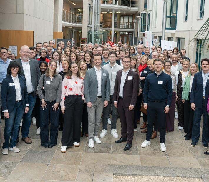 Gruppe der Teilnehmenden des 3. Symposiums Nachhaltigkeit der HFM schauen i die Kamera