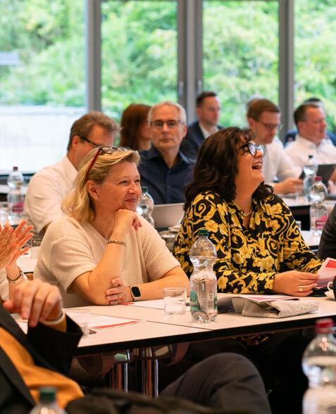 Teulnehmende des Financial Planner Forums 2024 in der Aula der HFM