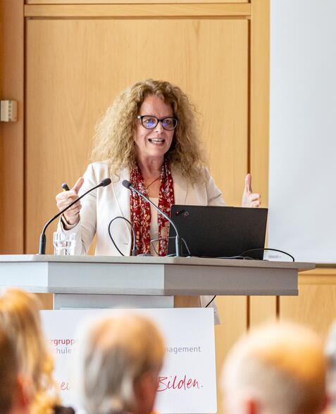 Isabel Schnabel hält einen Vortrag