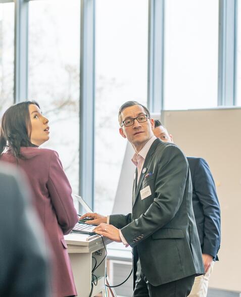 Professor Mike Schneider in der Aula der HFM