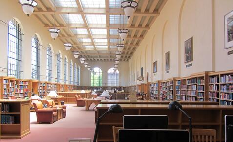 Bibliothek von innen einer amerikanischen Hochschule