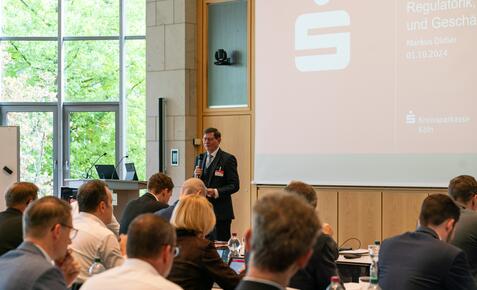 Forum Firmenkundengeschäft 2024: ein Redner und Zuhörende in der Aula