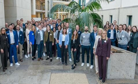Gruppenbild im Foyer der Hochschule