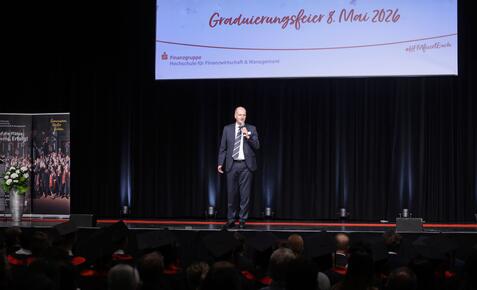 Tobias Engelsleben steht auf der Bühne und spricht