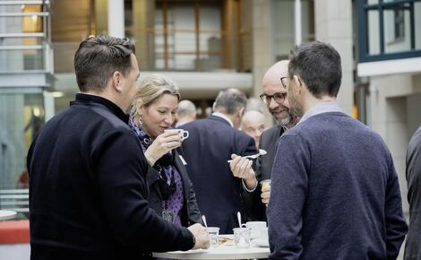 Menschen sprechen miteinander im Foyer der Hochschule