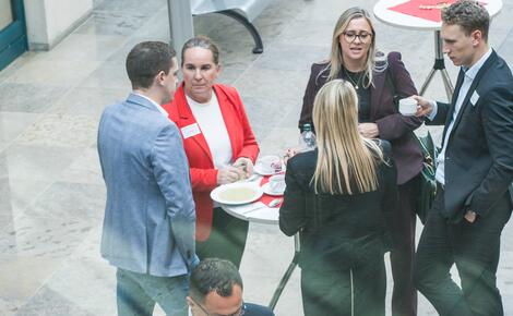 Menschen stehen zusammen und sprechen miteinander