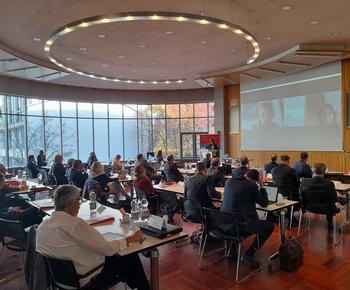 Teilnehmer des Symposiums verfolgen den Vortrag in der Aula der HFM