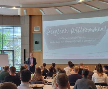 Begrüssung der Erstsemester-Studierenden in der Aula der Hochschule