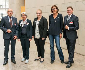 Die Organisatorinnen und Moderatoren vom Forum Firmenkundegeschäft stehen nebeneinander