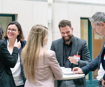 Gespräch im Foyer während des Financial Planner Forums 2024 