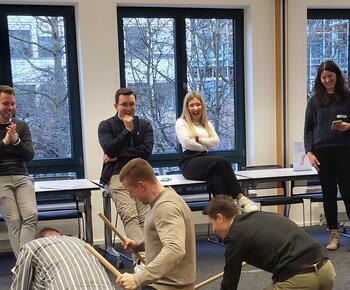 Studierende spielen ein Spiel während der CampusRallye und lachen