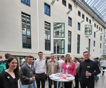 Foyer der Aula, Studierende unterhalten sich