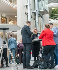 Foyer der Aula mit Menschen