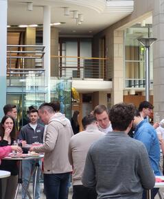 Junge Menschen im Foyer der Hochschule unterhalten sich