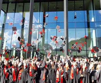 HFM_Graduierung_Okotber 2024_Absolventinnen werfen ihre Hüte