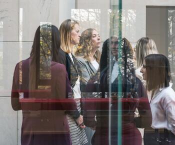 Eine Gruppen von Frauen unterhält sich