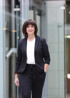 Prof. Claudia Breuer läuft durch die Hochschule
