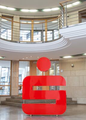 Riesiges Sparkassenlogo steht im Foyer der Hochschule für Finanzmanagement & Management in Bonn