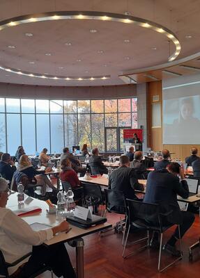 Teilnehmer des Symposiums verfolgen den Vortrag in der Aula der HFM
