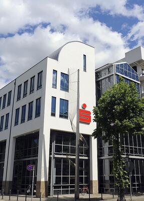 Das Gebäude der Hochschule für Finanzwirtschaft & Management in Bonn von außen