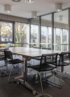 Ein Konferenztisch inmitten eines Sitzungszimmers der Hochschule