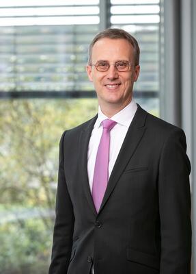 Rektor Bernd Heitzer lächelt in die Kamera